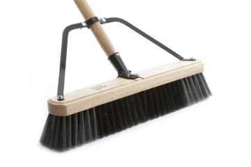 atlas graham 99946 A-G Professionnel - pour balayage moyen, 18", assemblé, manche en bois - 60" X 1 1/8 " boulonné & tiges de renfort atlas graham 99946 ATL-99946
